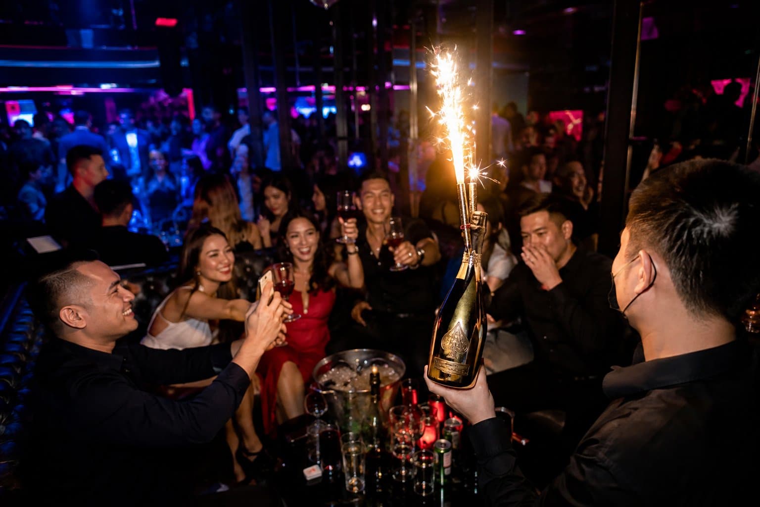 Champagner-Service mit Sparkler im Palais