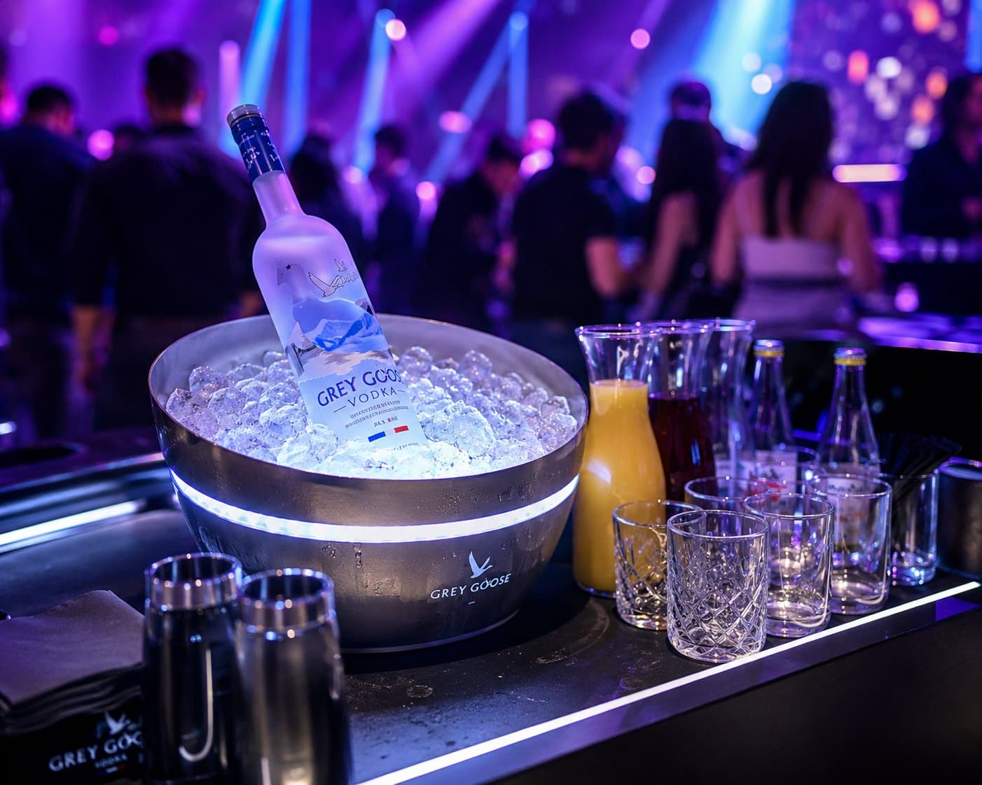 Tisch-Setup mit Bottle Service im Palais
